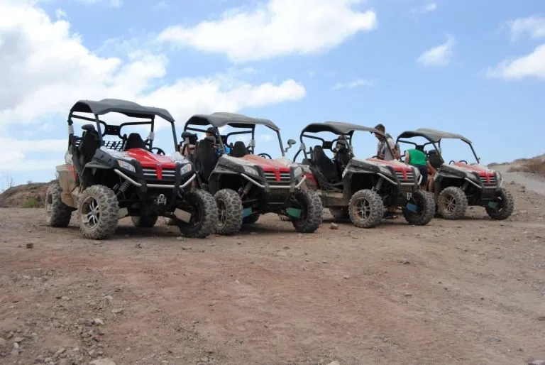 Buggy Tour Gran Canaria - convoy de buggies por una pista de tierra off-road