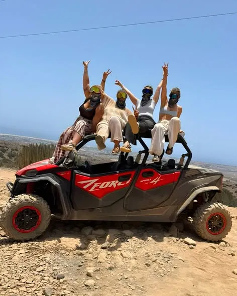 Buggy Tour Gran Canaria - grupo de amigos posando sobre el buggy tras la excursión